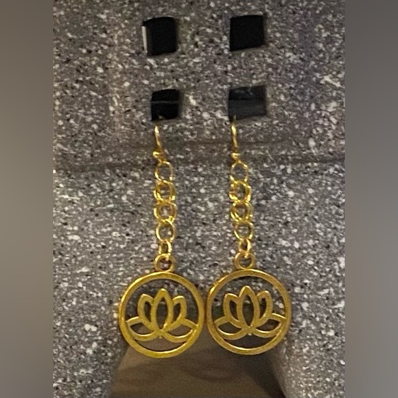 NEW Lotus charm gold earrings - Picture 3 of 3